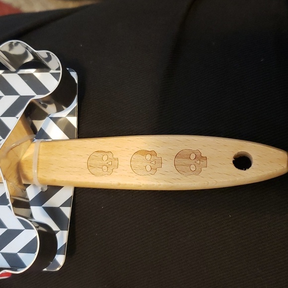 Ciroa "the Bakehouse" Skull and Crossbones Spatula and Cookie Cutter Set - Picture 5 of 5